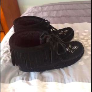 Manitobah harvester lined moccasin size 6